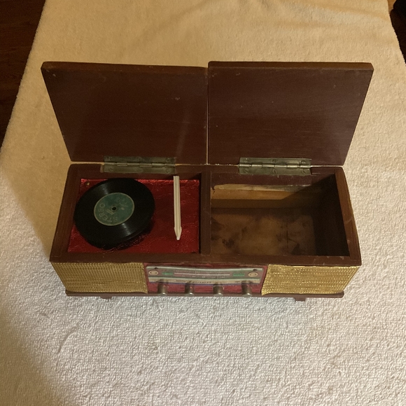 Beautiful OLD ANTIQUE 1960’s Record Player Music & Jewelry Box. - Picture 3 of 10